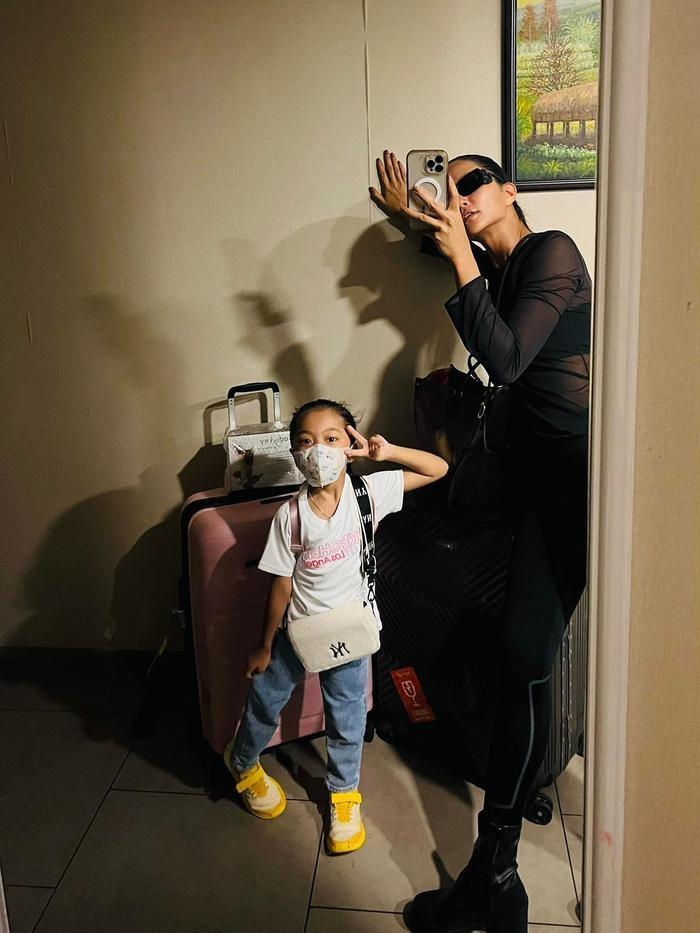 Còn nhỏ tuổi, con gái Hhen Niê đã tự make up điêu luyện, sở hữu nhiều tố chất trở thành Hoa hậu như mẹ-5