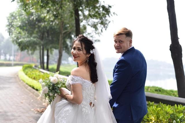 Yêu 4 năm, chồng Tây chuẩn men bỗng biến thành phụ nữ; vợ chấp nhận, bỏ xứ theo chồng rồi vỡ mộng cờ hoa-1