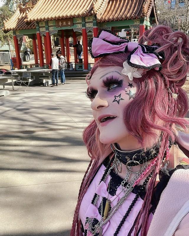 Yêu 4 năm, chồng Tây chuẩn men bỗng biến thành phụ nữ; vợ chấp nhận, bỏ xứ theo chồng rồi vỡ mộng cờ hoa-7