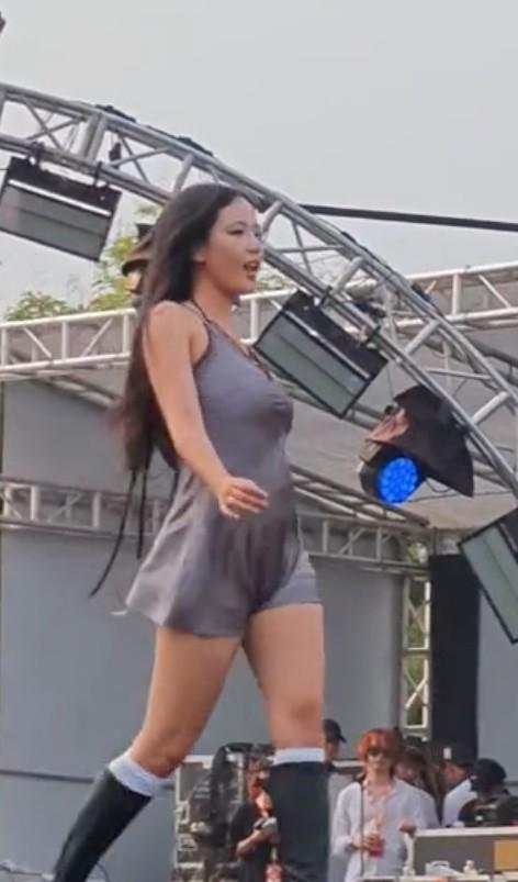 Ca sĩ Việt diện váy lụa siêu ngắn lên sân khấu, lộ quần bảo hộ gây tranh cãi-2