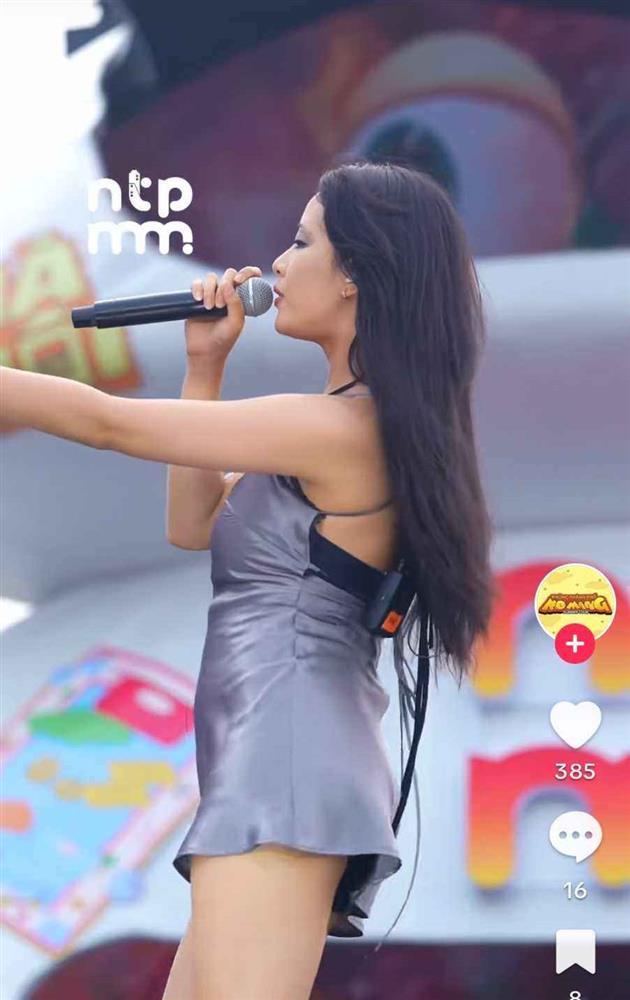 Ca sĩ Việt diện váy lụa siêu ngắn lên sân khấu, lộ quần bảo hộ gây tranh cãi-3