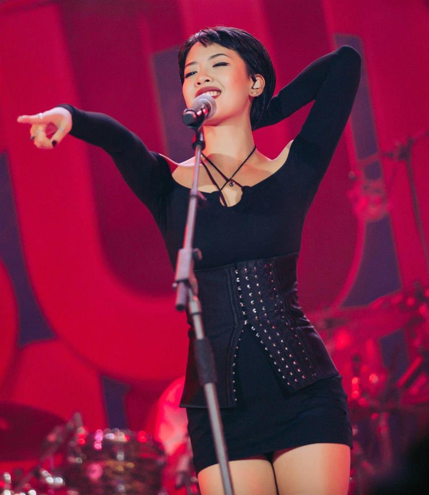 Ca sĩ Việt diện váy lụa siêu ngắn lên sân khấu, lộ quần bảo hộ gây tranh cãi-6