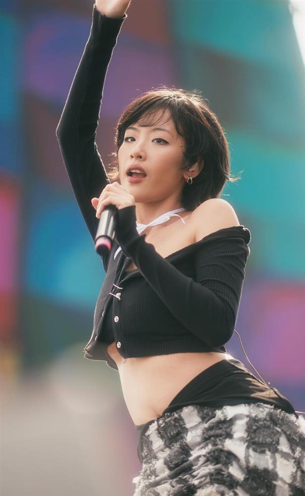 Ca sĩ Việt diện váy lụa siêu ngắn lên sân khấu, lộ quần bảo hộ gây tranh cãi-7