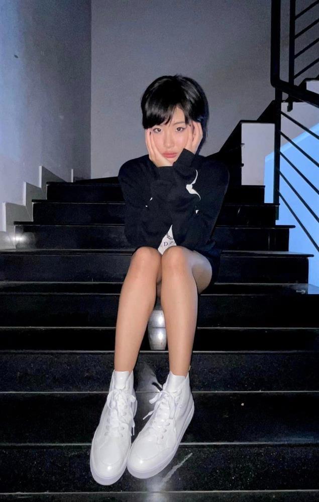 Ca sĩ Việt diện váy lụa siêu ngắn lên sân khấu, lộ quần bảo hộ gây tranh cãi-8