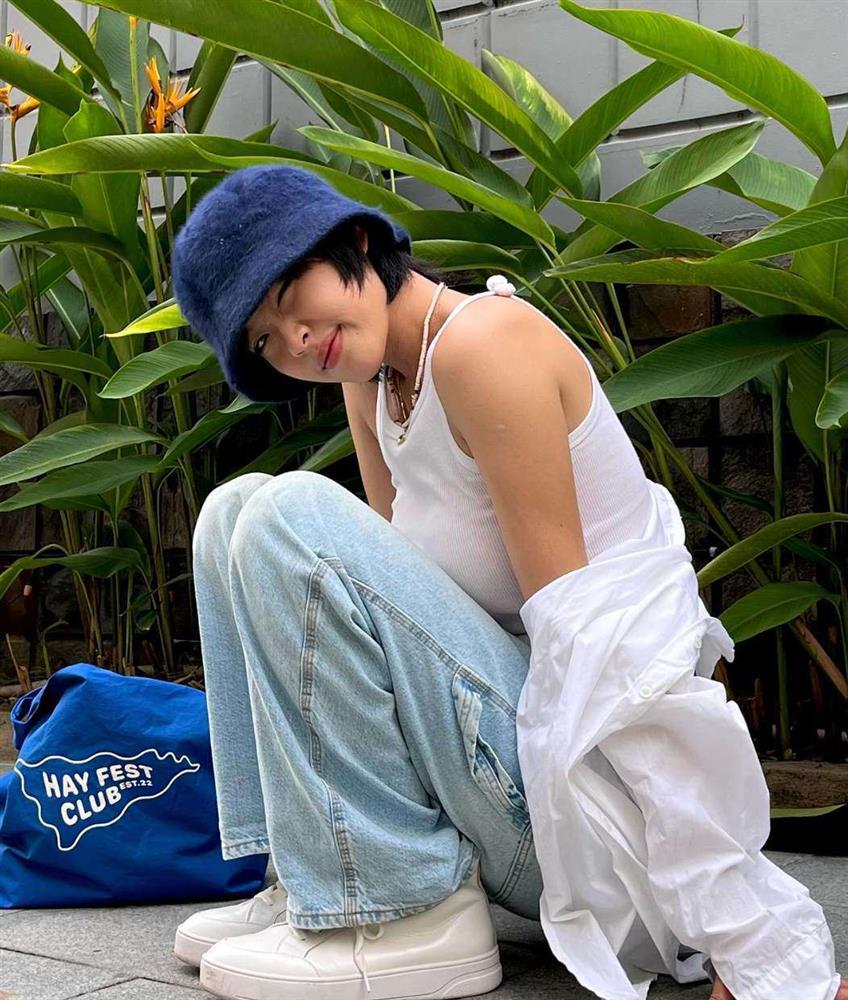 Ca sĩ Việt diện váy lụa siêu ngắn lên sân khấu, lộ quần bảo hộ gây tranh cãi-9