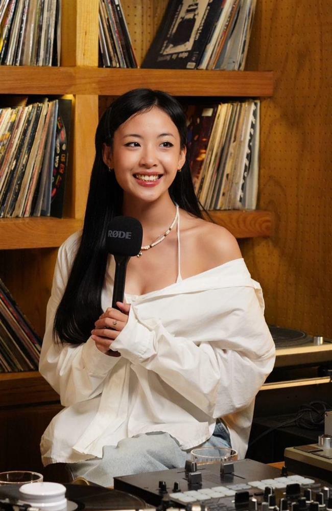 Ca sĩ Việt diện váy lụa siêu ngắn lên sân khấu, lộ quần bảo hộ gây tranh cãi-10