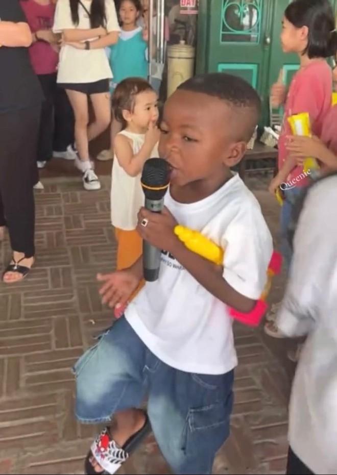 Biểu cảm Lôi Con khi ăn kem leo thẳng lên xu hướng: Sinh động cỡ này bảo sao Quang Linh Vlogs chỉ còn là cái tên-5