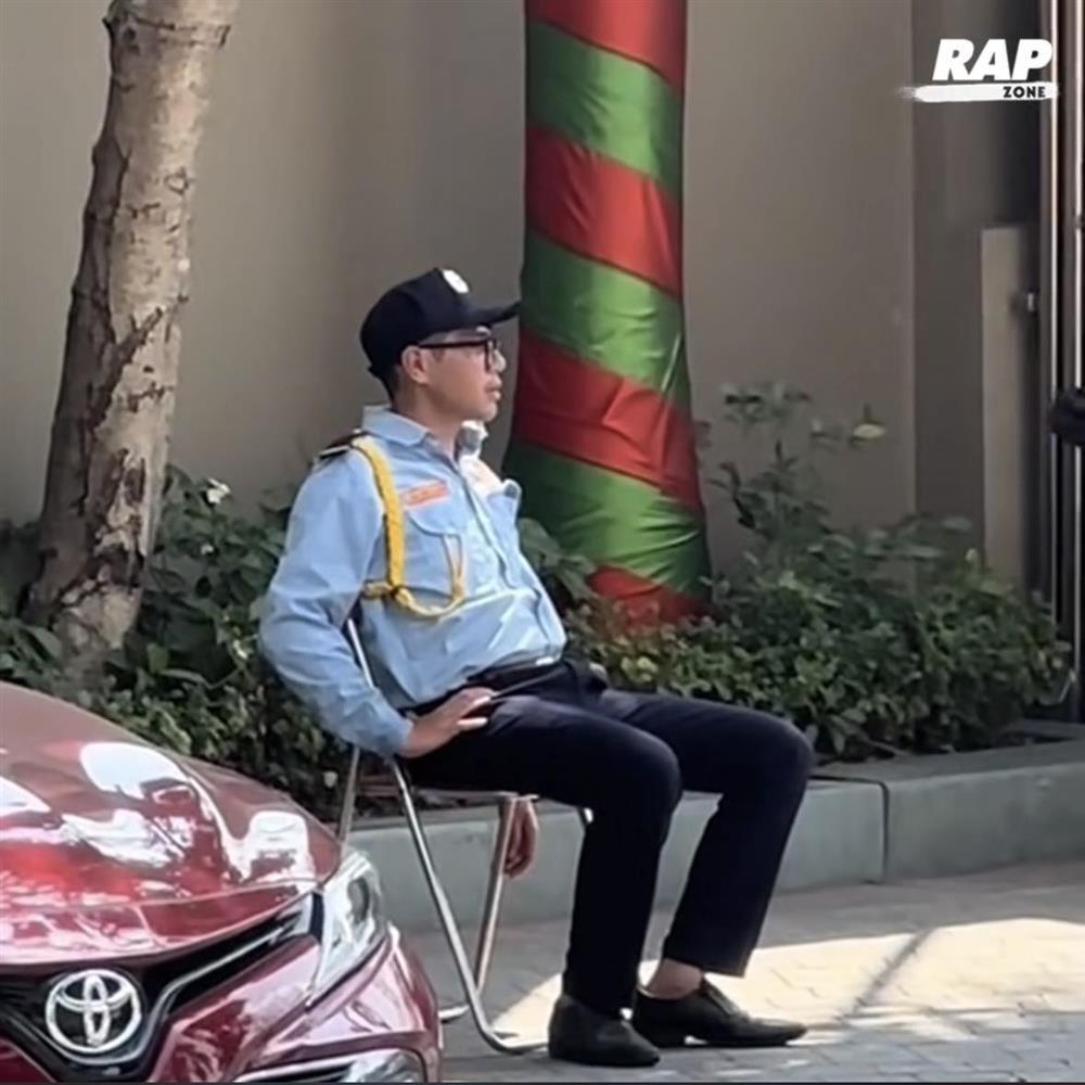 Nam nghệ sĩ triệu view, gây bão trên rap Việt giờ làm bảo vệ gác cổng trường học-2
