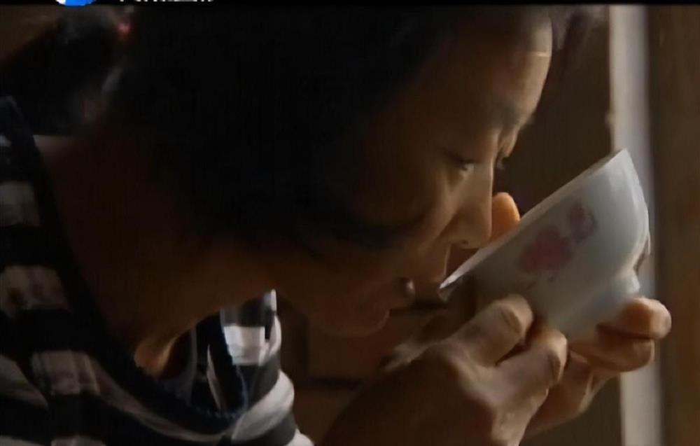 Người phụ nữ nghiện uống xăng, dầu, thuốc trừ sâu sau tai nạn của chồng-2