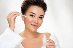 Sau khi bôi serum bao lâu thì dùng kem chống nắng?