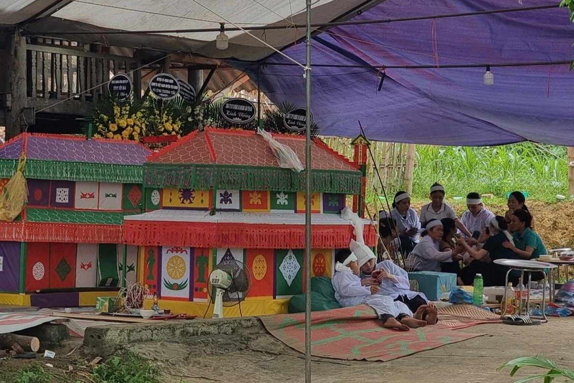 Vụ bác sĩ gặp tai nạn do kính rơi trong cửa hàng The Coffee House: Ai chịu trách nhiệm?-2