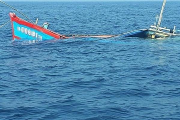 Tìm thấy thi thể thứ 4 trong vụ chìm sà lan trên biển Quảng Ngãi-5