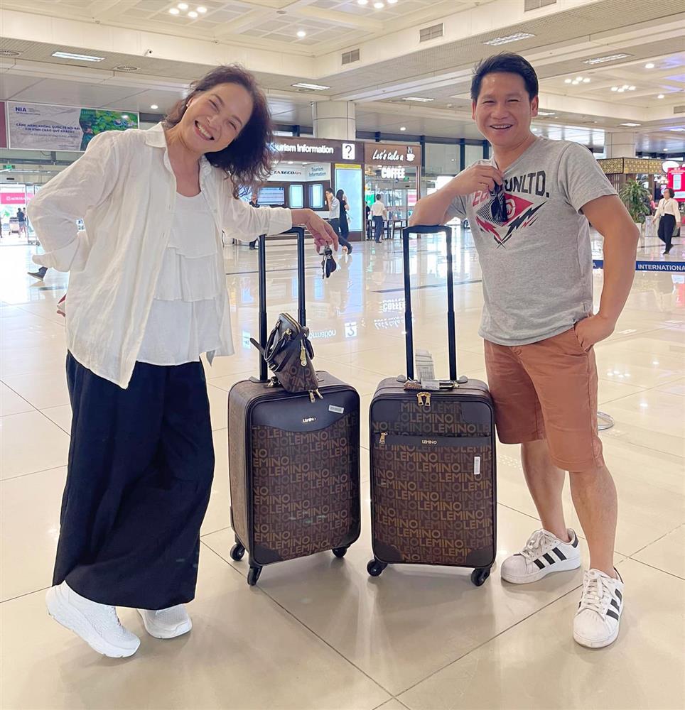 NSND Lê Khanh xấu hổ vì tình huống cầm nhầm ở sân bay-1