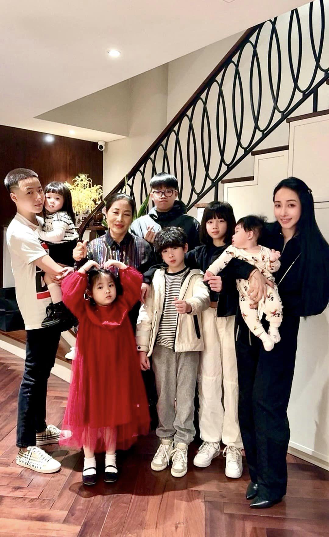 Vượt Hằng Túi, đại gia Hà thành làm mẹ năm 21 tuổi có 7 con, mua đồ hiệu không cần nhìn giá-3