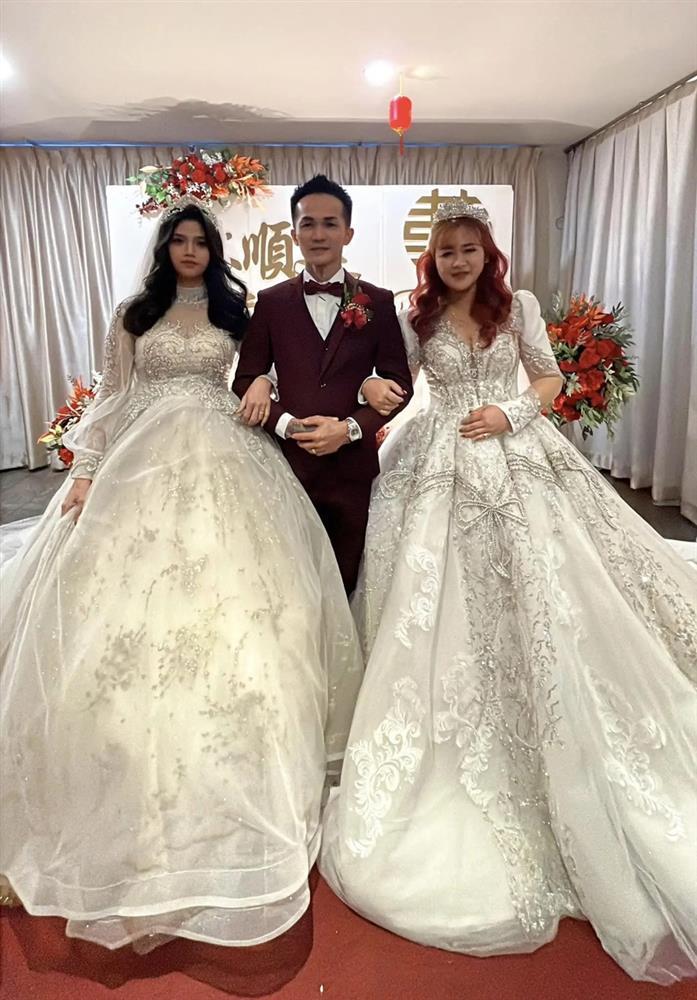 Người đàn ông cưới 2 vợ cùng lúc, biểu cảm trái ngược của 2 cô dâu gây chú ý-2