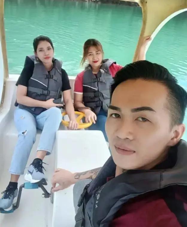 Người đàn ông cưới 2 vợ cùng lúc, biểu cảm trái ngược của 2 cô dâu gây chú ý-4