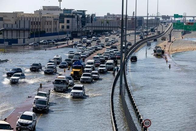 Thành phố sa mạc Dubai ‘đóng băng’ suốt cả tuần vì mưa lớn chưa từng thấy-1