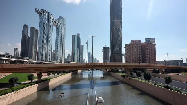 Thành phố sa mạc Dubai ‘đóng băng’ suốt cả tuần vì mưa lớn chưa từng thấy-2