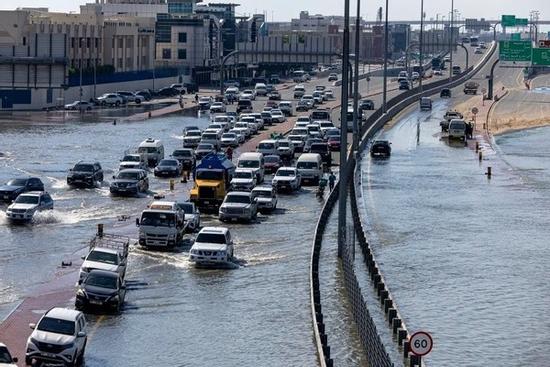 Thành phố sa mạc Dubai ‘đóng băng’ suốt cả tuần vì mưa lớn chưa từng thấy