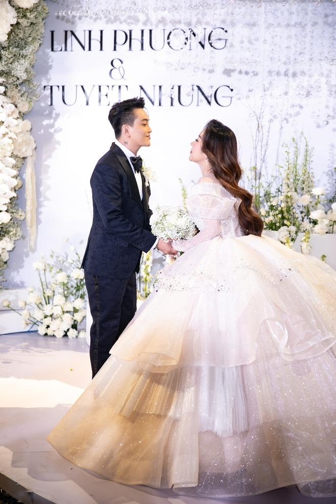 Đám cưới TiTi (HKT): Cô dâu - chú rể hôn cực ngọt, dàn sao Vbiz đổ bộ chúc mừng-1