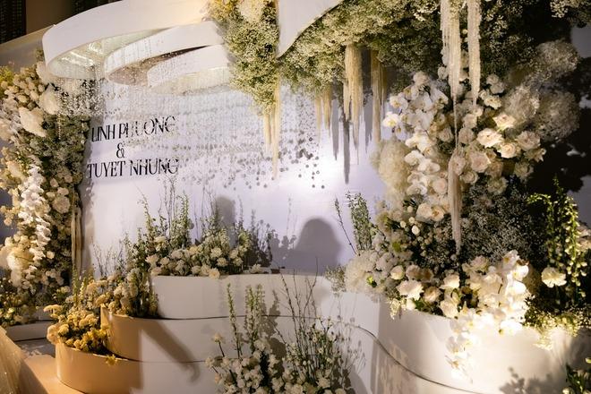 Đám cưới TiTi (HKT): Cô dâu - chú rể hôn cực ngọt, dàn sao Vbiz đổ bộ chúc mừng-12