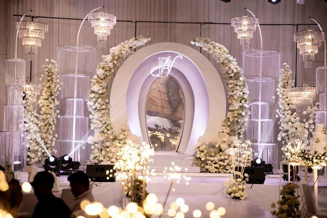 Đám cưới TiTi (HKT): Cô dâu - chú rể hôn cực ngọt, dàn sao Vbiz đổ bộ chúc mừng-13