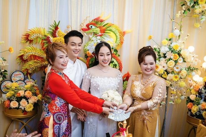 Đám cưới TiTi (HKT): Cô dâu - chú rể hôn cực ngọt, dàn sao Vbiz đổ bộ chúc mừng-16