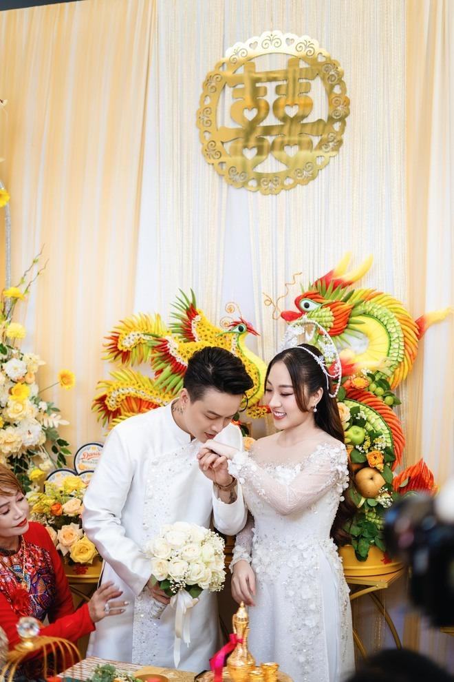 Đám cưới TiTi (HKT): Cô dâu - chú rể hôn cực ngọt, dàn sao Vbiz đổ bộ chúc mừng-17