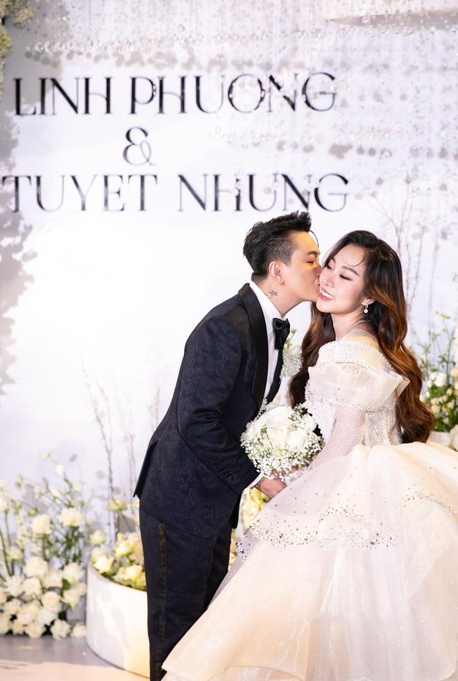 Đám cưới TiTi (HKT): Cô dâu - chú rể hôn cực ngọt, dàn sao Vbiz đổ bộ chúc mừng-2
