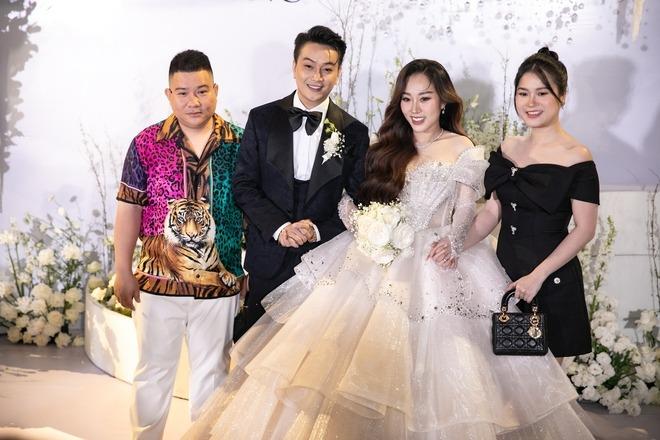 Đám cưới TiTi (HKT): Cô dâu - chú rể hôn cực ngọt, dàn sao Vbiz đổ bộ chúc mừng-5