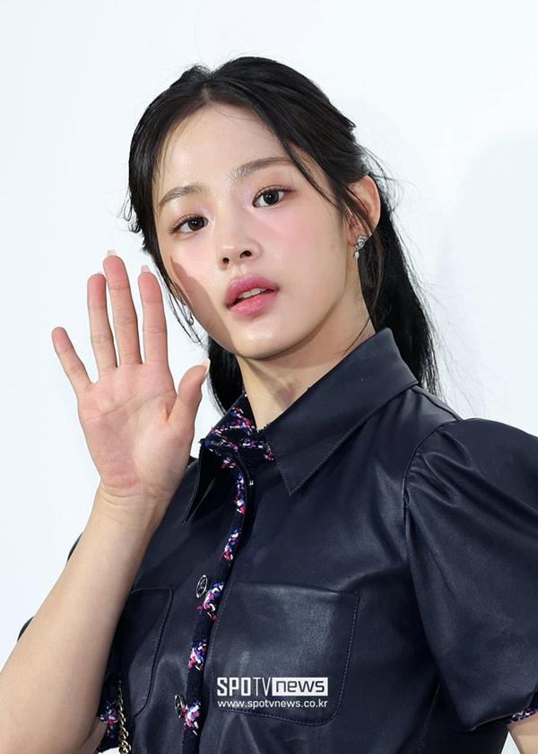 NewJeans đang làm gì giữa lúc mẹ đẻ Min Hee Jin và HYBE đấu tố nhau cực căng?-4