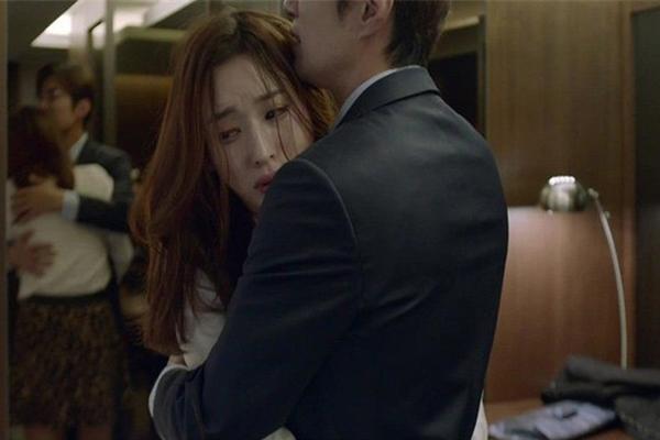 Dắt con về nhà chồng cũ lấy đồ, nhìn thấy cảnh tượng này tôi khóc ngất vì sự thật chua chát-1