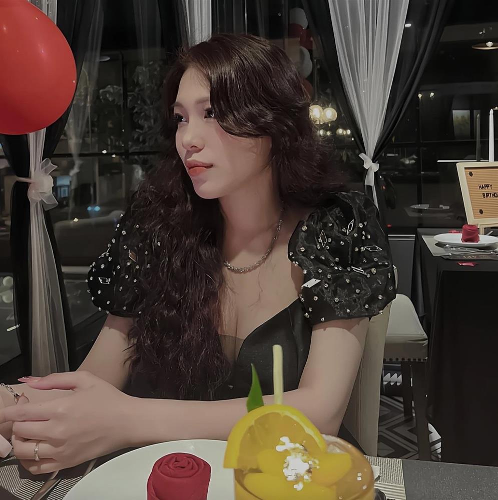 Chân dung bà xã mới cưới của tiền đạo đắt giá nhất tuyển U23 Việt Nam-4