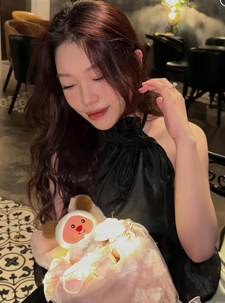 Chân dung bà xã mới cưới của tiền đạo đắt giá nhất tuyển U23 Việt Nam-5