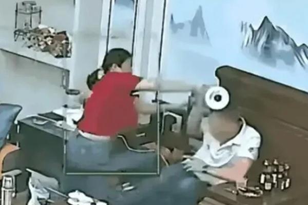 Người nhà bệnh nhân trả thù nhầm khiến bác sĩ trực chết oan-2