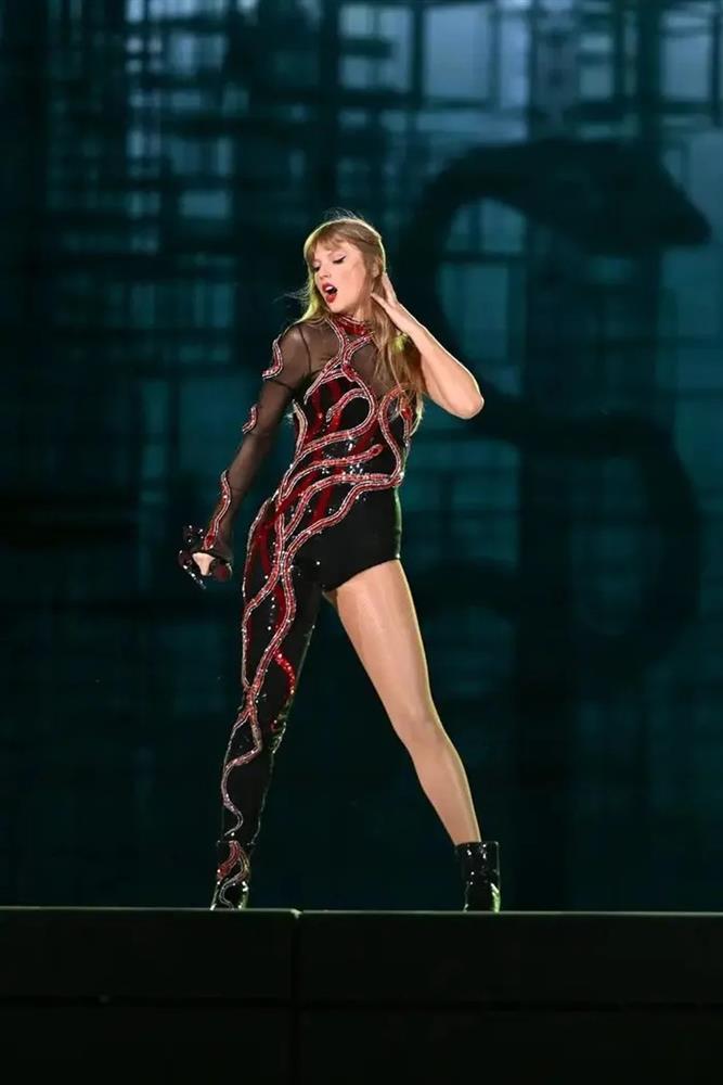 Taylor Swift và những bộ trang phục ấn tượng nhất trong suốt sự nghiệp-17