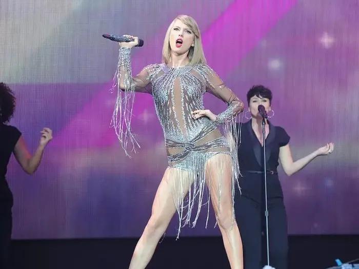 Taylor Swift và những bộ trang phục ấn tượng nhất trong suốt sự nghiệp-8