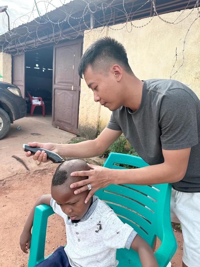 Lôi Con - cậu bé châu Phi xa lạ có gì mà mê thế, còn được chờ đón ở sân bay Việt Nam như idol?-7