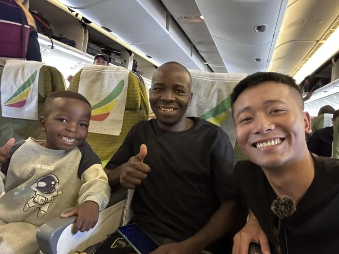 Lôi Con - cậu bé châu Phi xa lạ có gì mà mê thế, còn được chờ đón ở sân bay Việt Nam như idol?-1