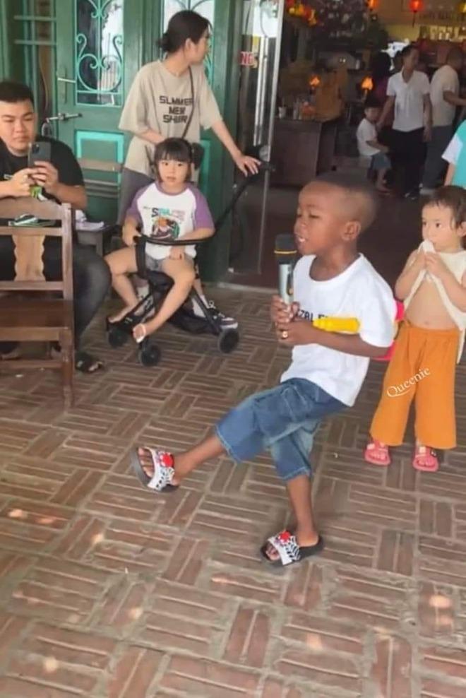 Lôi Con - cậu bé châu Phi xa lạ có gì mà mê thế, còn được chờ đón ở sân bay Việt Nam như idol?-6