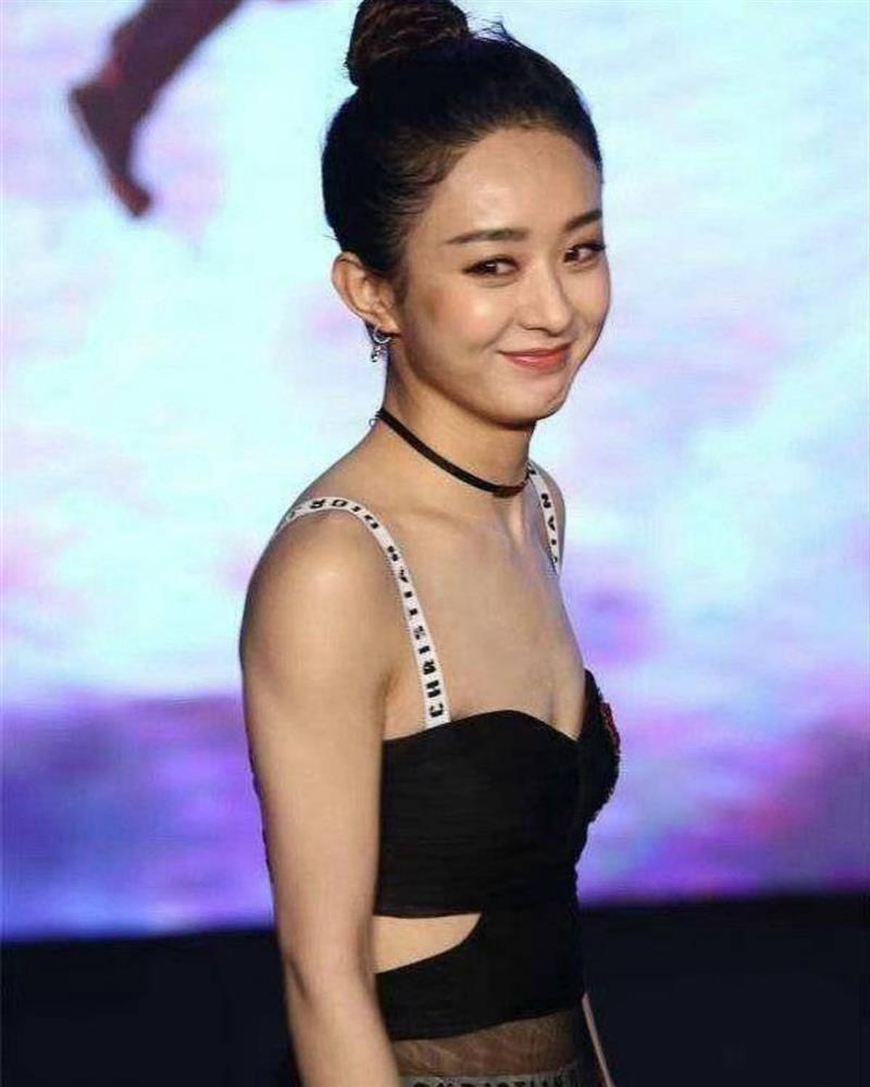 Triệu Lệ Dĩnh bị đào ảnh lúc đen nhẻm, lưng gù tại một sự kiện-2