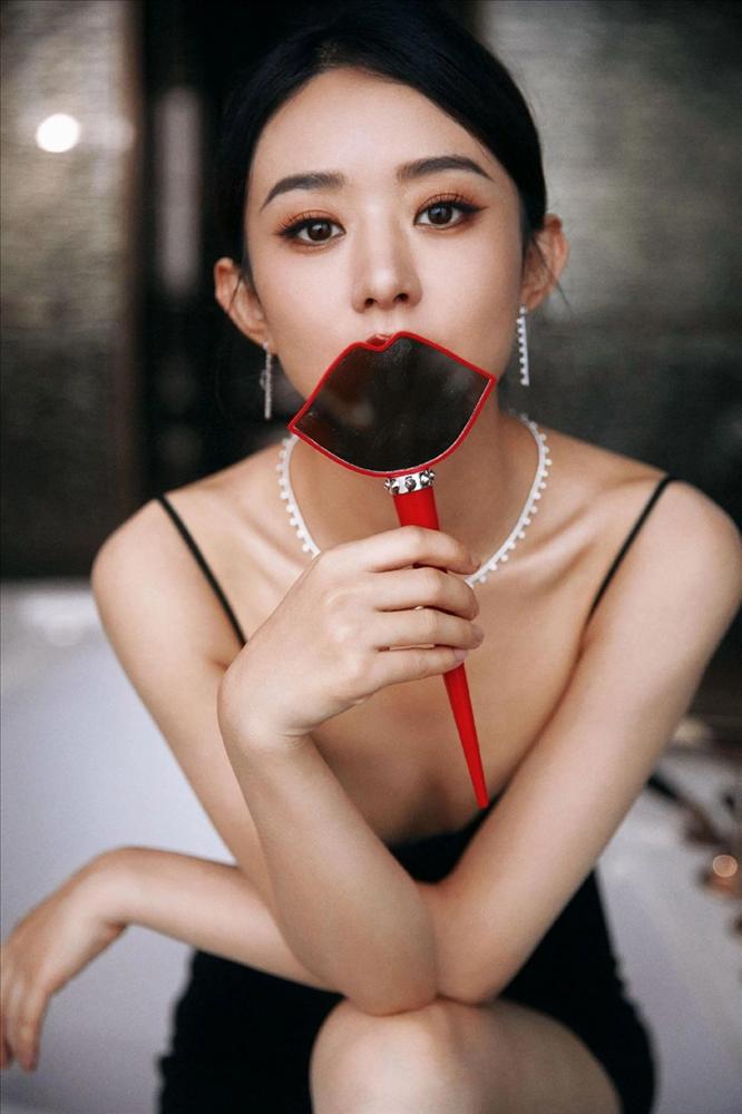 Triệu Lệ Dĩnh bị đào ảnh lúc đen nhẻm, lưng gù tại một sự kiện-5