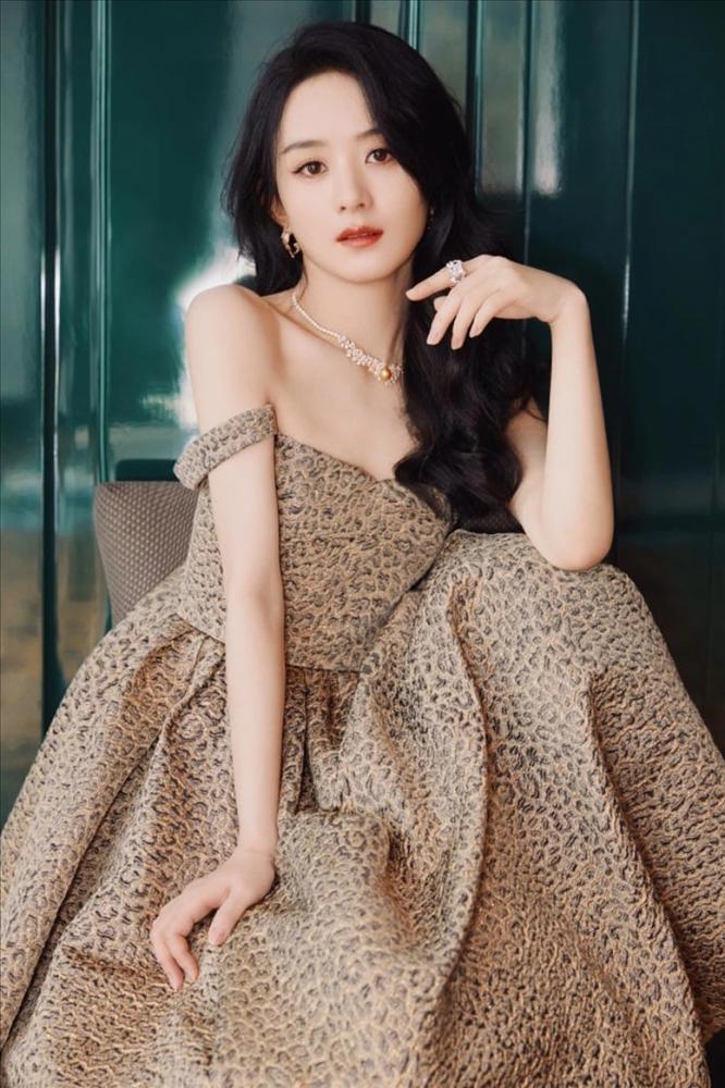 Triệu Lệ Dĩnh bị đào ảnh lúc đen nhẻm, lưng gù tại một sự kiện-6