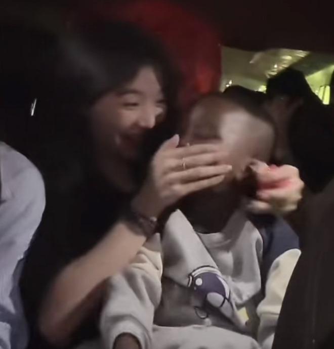 Lôi Con bất ngờ bị bịt miệng sau câu nói: Cô Tiên ơi, chú Linh đang ở Việt Nam rồi này-1