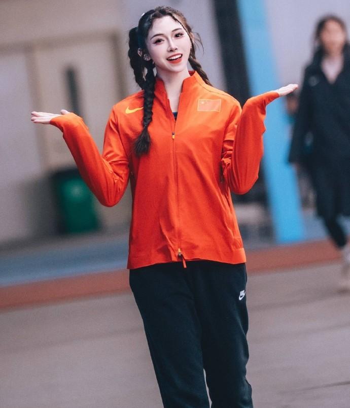 Nữ thần điền kinh cao 1m75 gây tranh cãi vì trang điểm đậm khi thi đấu-3