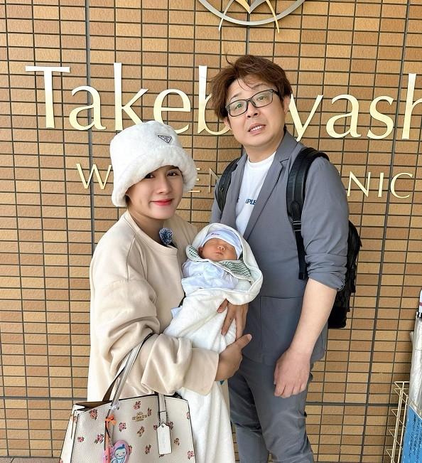 Bà Nhân Vlog khoe ảnh cận mặt con gái đầu lòng, xúc động gọi con bằng cụm từ thân thương-1