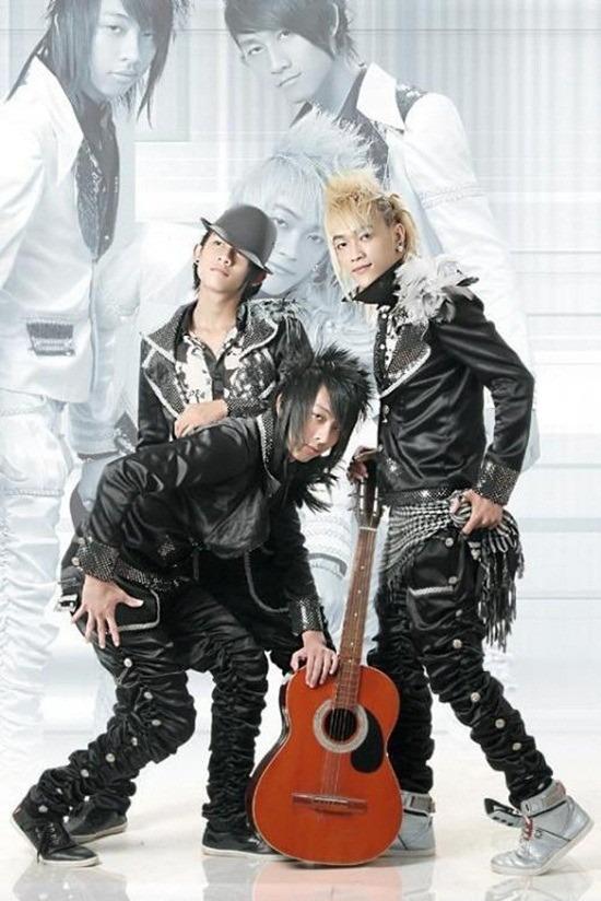 Nhóm nhạc bị gắn mác thảm họa ở showbiz Việt giờ ra sao?-5