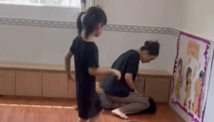Điều tra vụ bé trai ở TP.HCM nghi bị cô giáo mầm non bạo hành-1