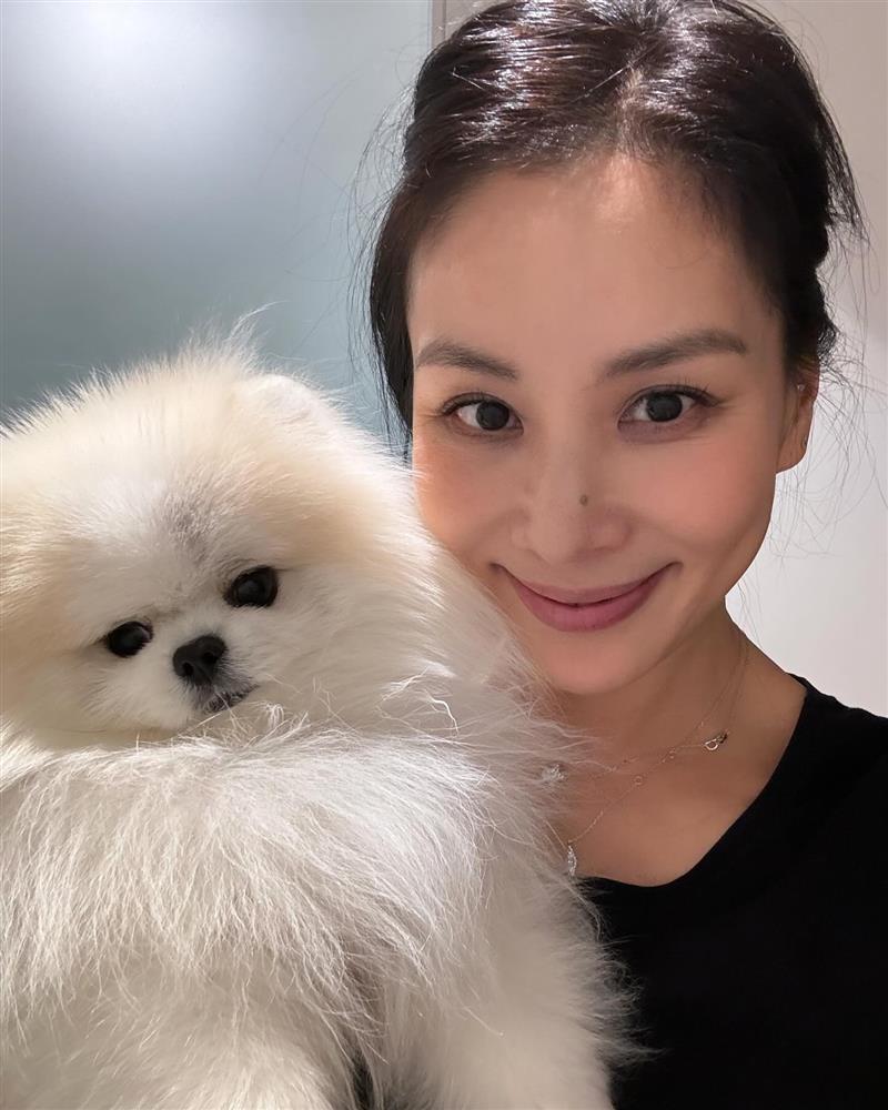 Vợ tài tử Jang Dong Gun - Go So Young nhịn ăn gián đoạn và tập Pilates để trẻ đẹp ở tuổi 52-2