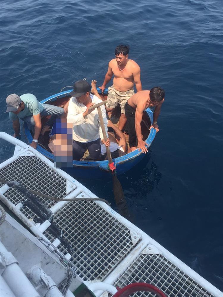 Tìm thấy thi thể thứ 4 trong vụ chìm sà lan trên biển Quảng Ngãi-1